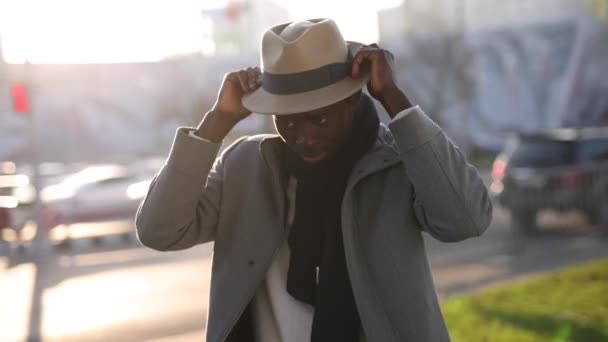 Uomo africano indossare cappello classico in una strada della città — Video Stock