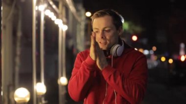 İnsan geceleri şehirde donar ve ellerini ısıtır.