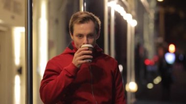 Gece vakti kahve içen adam.