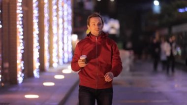 Gece vakti kahve içen adam.