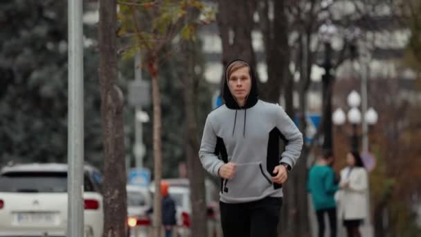 Mann joggt in einem Park — Stockvideo