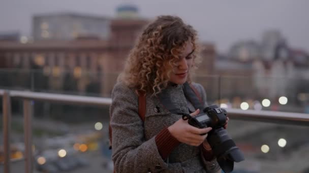 Mujer fotógrafa hacer fotos en la ciudad — Vídeo de stock