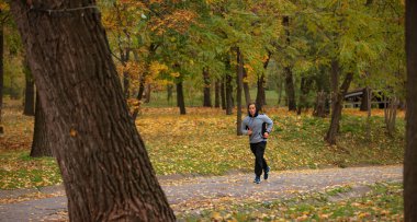 Parkta koşan bir adam