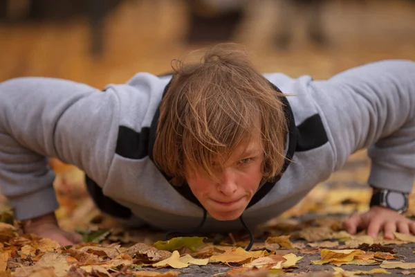 Muž kliky venku v podzimním parku — Stock fotografie