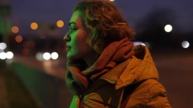 Gece yolunun yakınındaki kadın portresi