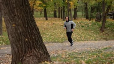 Parkta koşan bir adam