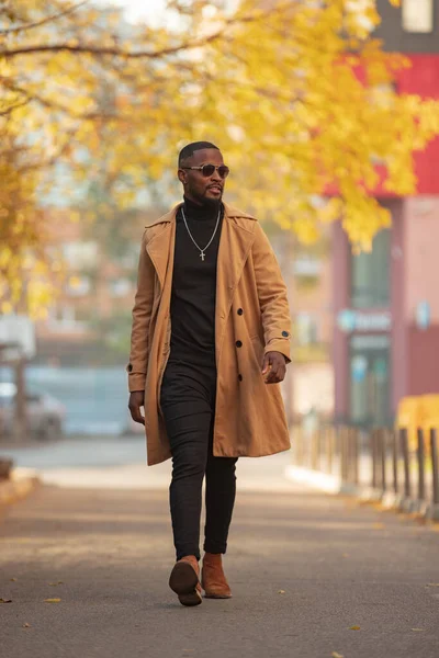 秋の街を歩くスタイリッシュなアフリカ系アメリカ人男性のファッションの肖像画 — ストック写真