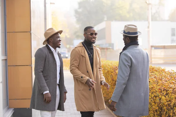 Три Стилізовані Африканські Друзі Капелюхах Говорять Міській Вулиці — стокове фото