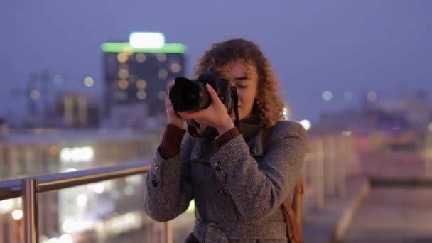 Mujer fotógrafa hacer fotos en la ciudad — Vídeo de stock