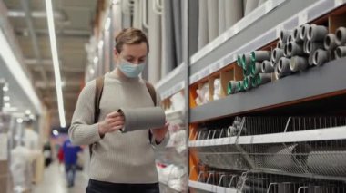 Alıcı mağazadan PVC boruları seçer