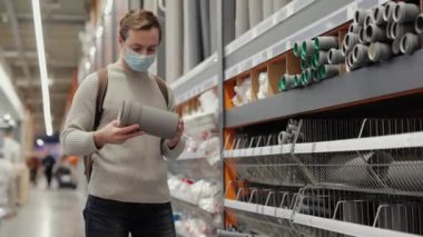 Alıcı mağazadan PVC boruları seçer