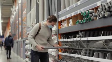 Alıcı mağazadan PVC boruları seçer