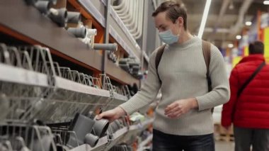 Alıcı mağazadan PVC boruları seçer