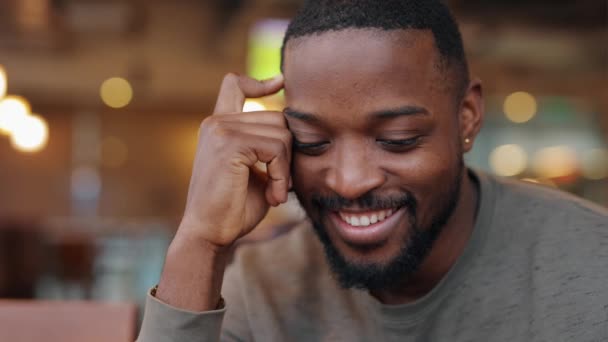 Tímido hombre afroamericano sonriendo primer plano — Vídeos de Stock