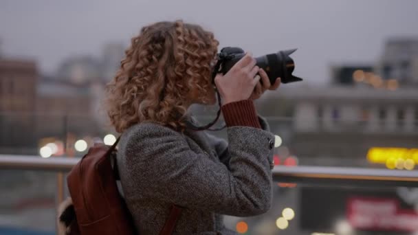 Γυναίκα φωτογράφος κάνει μια φωτογραφία στην πόλη — Αρχείο Βίντεο