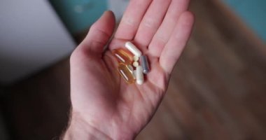 Bir erkeğin elinde birçok tablet vardır.