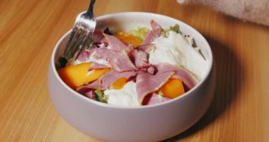 Hurma dilimli salata yemek.