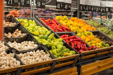 Marketteki kutularda bir sürü farklı sebze var.