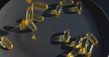 Düşen kapsüller siyah plaka, yavaş çekim