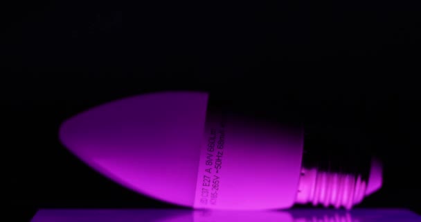 Lampada a LED brillante diverse luci di colore, moderno stile techno — Video Stock
