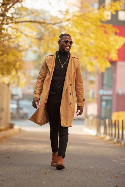 Homem afro-americano elegante andando na cidade de outono — Fotografia de Stock