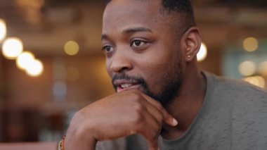 Afrikalı Amerikalı adam konuşuyor.