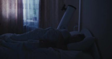 Uykusuzluk, insan yatakta iyi uyuyamaz, dönüp durur.