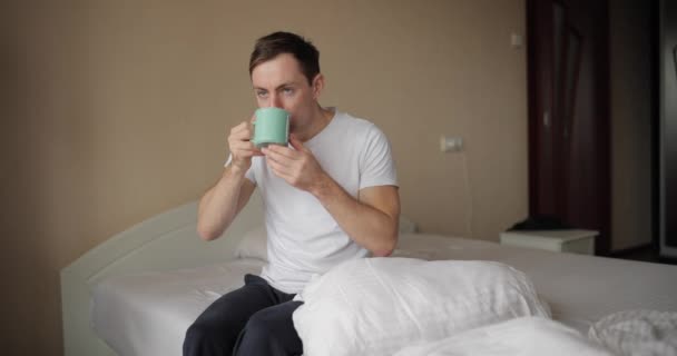 De mens drinkt koud water en lijdt aan pijn, tand gevoeligheid — Stockvideo