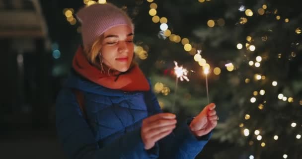 Weihnachten, Frau spielt mit Wunderkerzen — Stockvideo