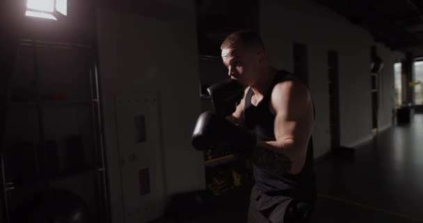 Boxeador golpeando un saco de boxeo, cámara lenta a 120 fps en 4k — Vídeo de stock