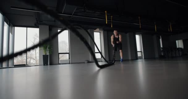 Człowiek robi ćwiczenia linowe w siłowni — Wideo stockowe