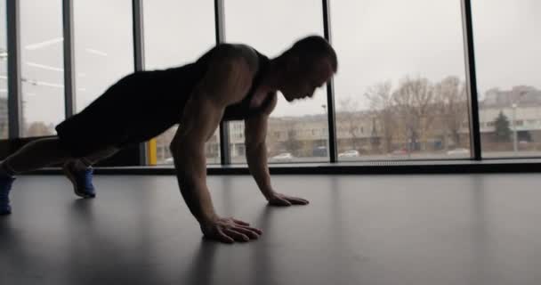 Hombre haciendo ejercicios de flexiones rápidas en el gimnasio — Vídeos de Stock