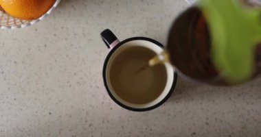 Bir fincana çay doldurmanın en iyi manzarası