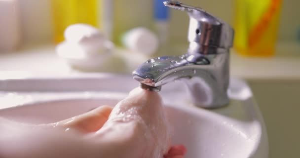 L'homme se lave les mains avec de l'eau — Video