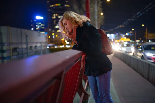 Donna Che Guarda Città Notte Piedi Sul Ponte — Foto Stock