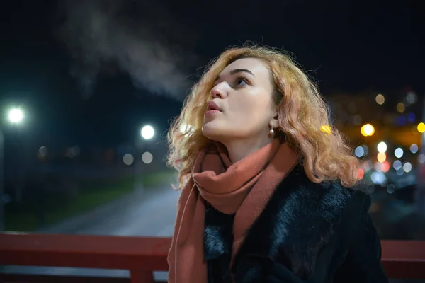 寒い冬の夜にかわいい女性呼吸蒸気 — ストック写真