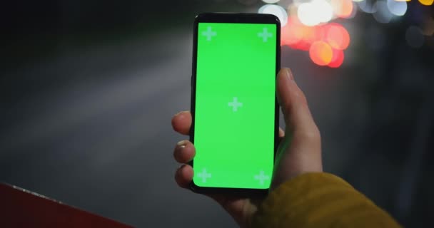 POV, manlig hand hålla smartphone mockup på natten — Stockvideo