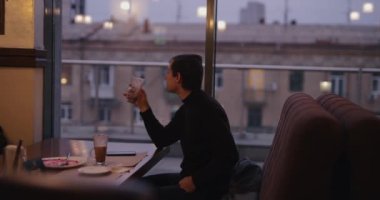 Kafede kakao içen bir adam