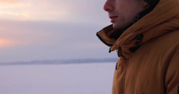 Mann atmet im kalten Winter mit Dampf, erschossener Wanderer in Antarktis — Stockvideo
