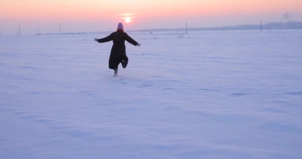 Frau läuft im Schnee in der verschneiten Arktis — Stockvideo