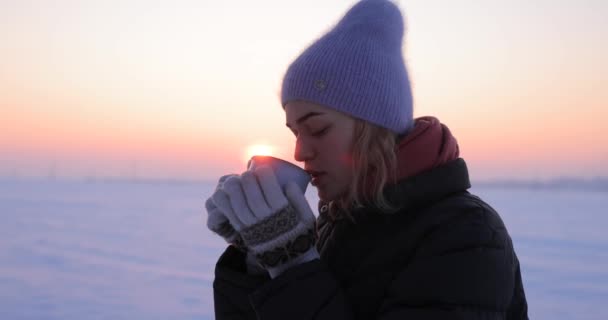 寒い冬の日にカップからお茶を飲む女性 — ストック動画