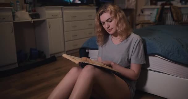 발가벗고 책읽는 섹시 한 여자 — 비디오
