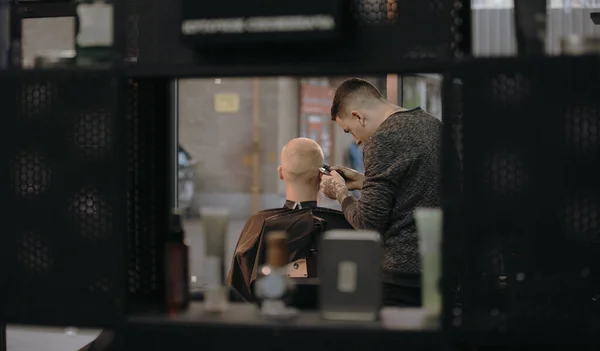 Homem barbeiro corte cabelo de seu cliente — Fotografia de Stock