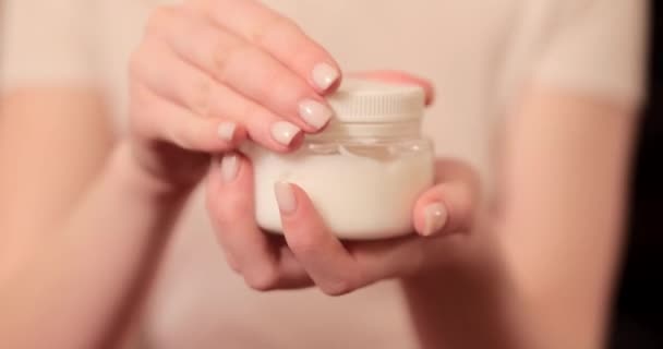 Gros plan de femme mains ouverture récipient avec crème — Video