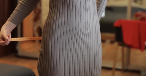 Mujer midiendo caderas con cinta adhesiva en casa — Vídeos de Stock