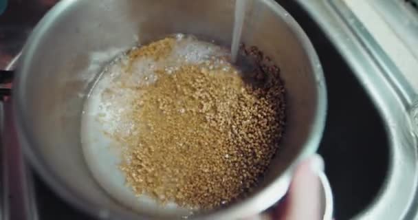 Laver le sarrasin dans une casserole, audio original inclus — Video