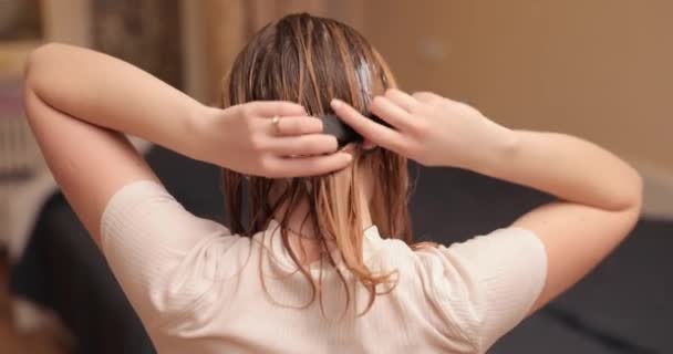 Kadın saçını özel bir kremle tarıyor. — Stok video
