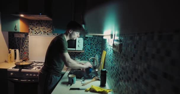 Mężczyzna zmywanie naczyń w domu — Wideo stockowe