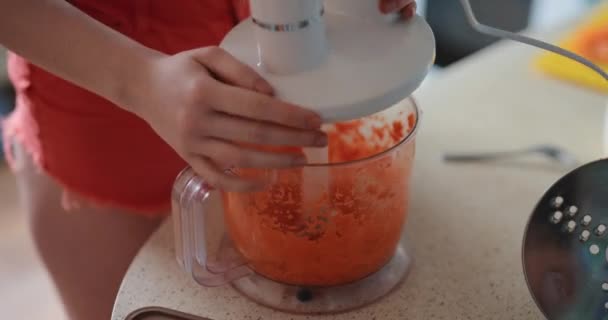 Mulher mostra cenoura ralada no liquidificador — Vídeo de Stock