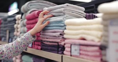 Kadın eli süpermarkette havlu alır.